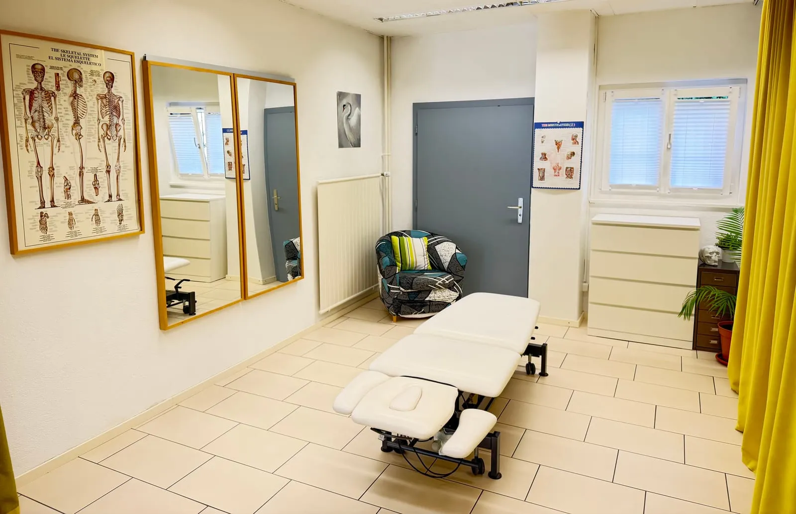 Behandlungsraum mit Spiegel Humanphysio Neuenhof